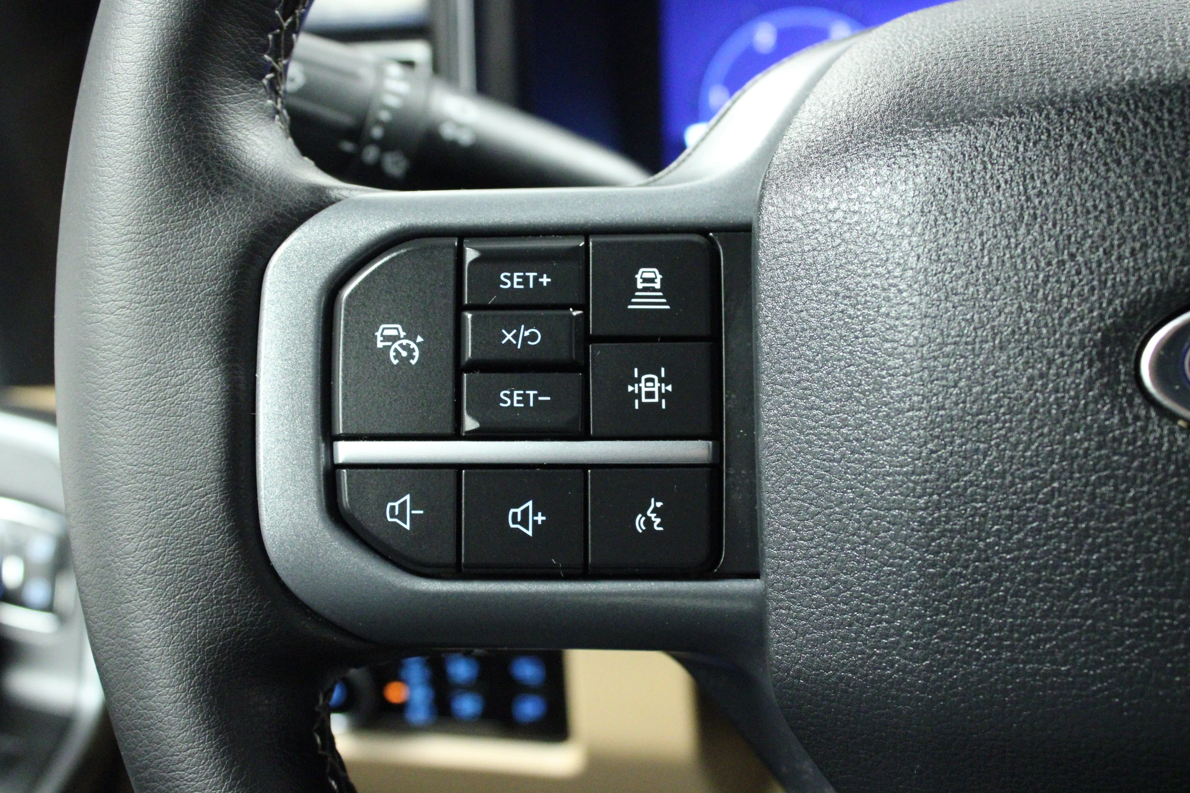 Used 2025 Carbonized Gray Metallic Ford LARIAT image 22