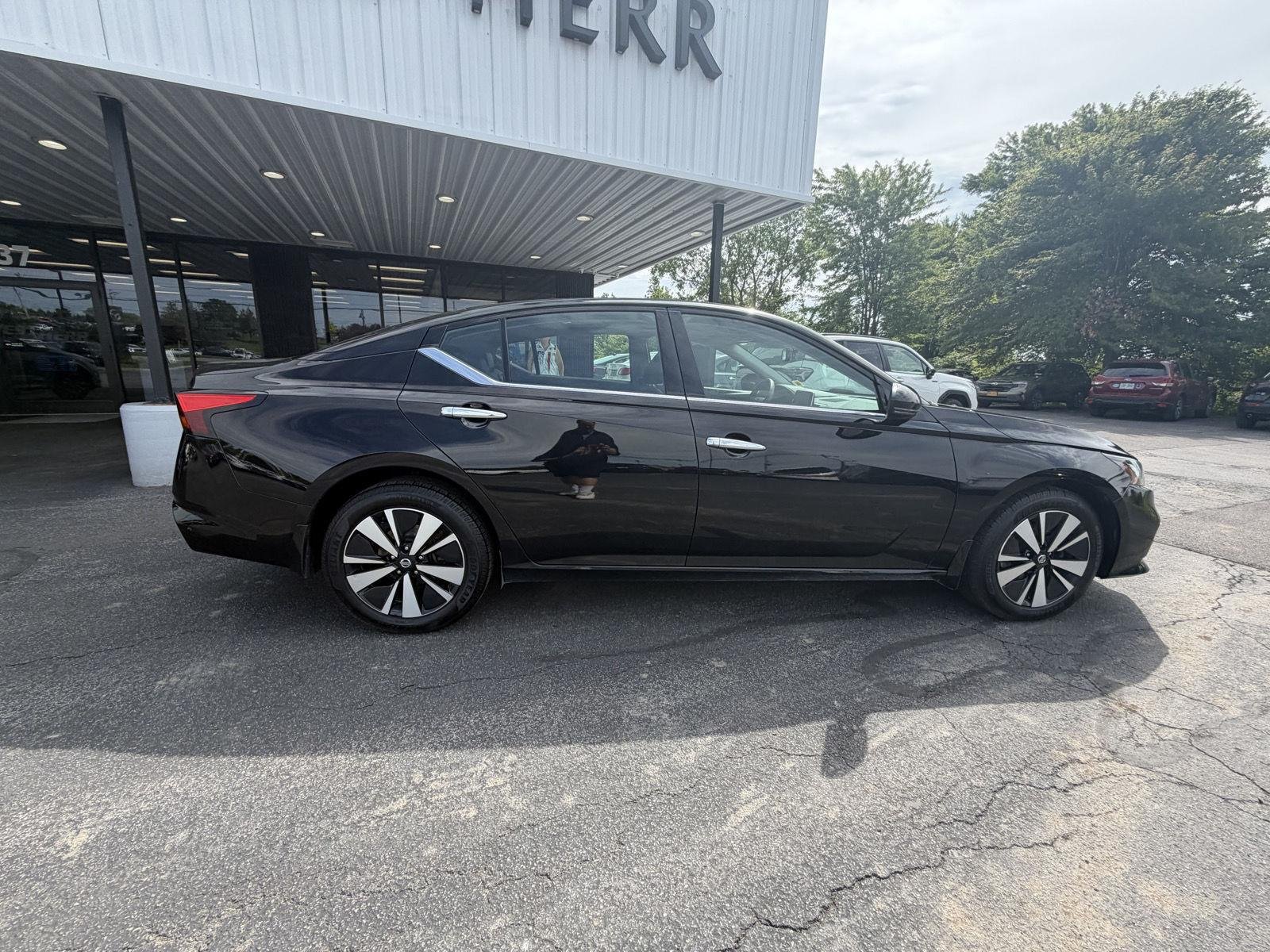 Used 2019 Super Black Nissan 2.5 SL image 8