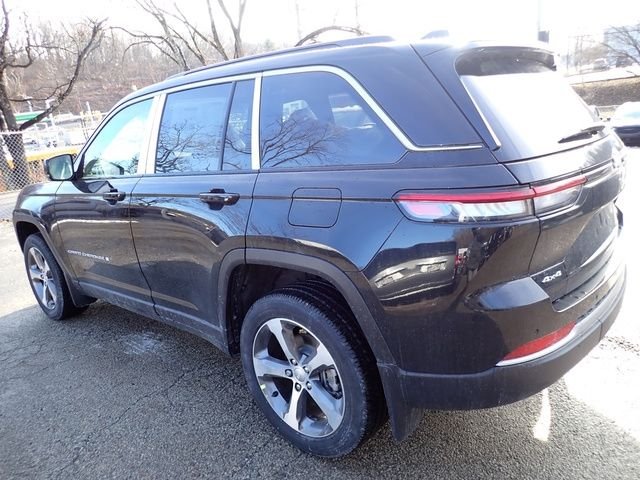 New 2026 Diamond Black Crystal Pearlcoat Jeep Limited image 3