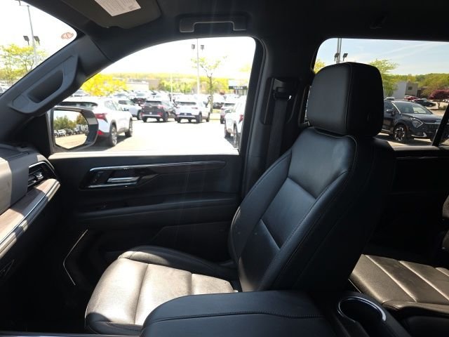 Used 2025 Gray Chevrolet Z71 image 25