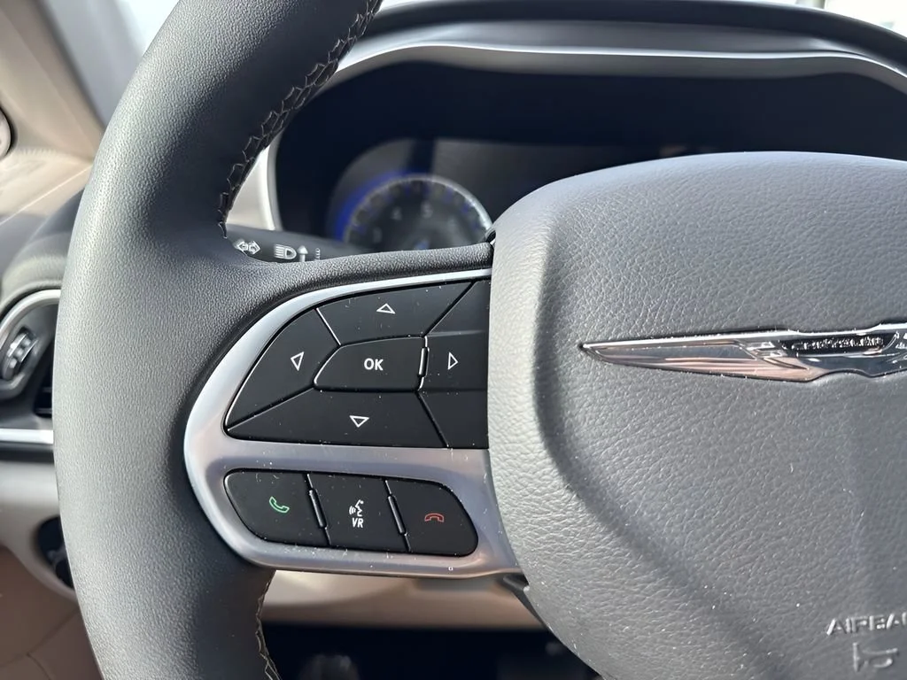 Used 2024 Silver Chrysler Touring L image 18