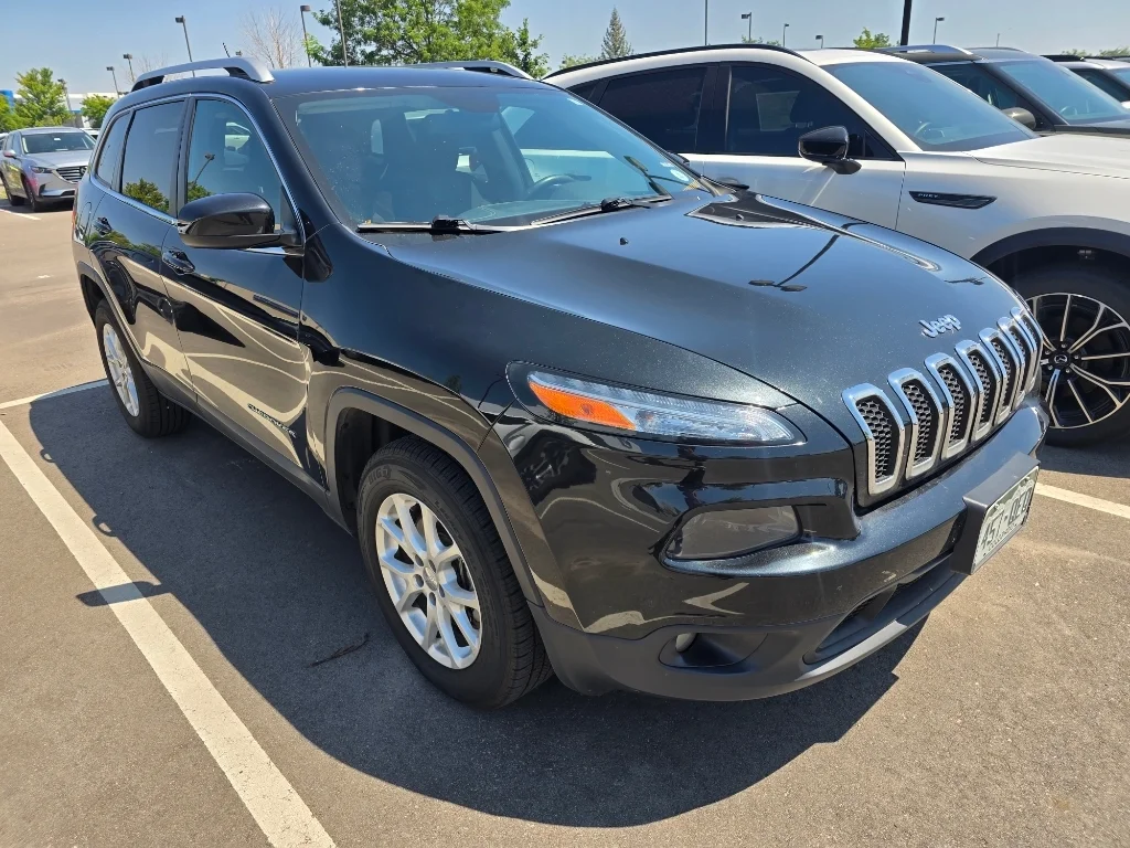 Used 2014 Brilliant Black Crystal Pearlcoat Jeep Latitude image 18