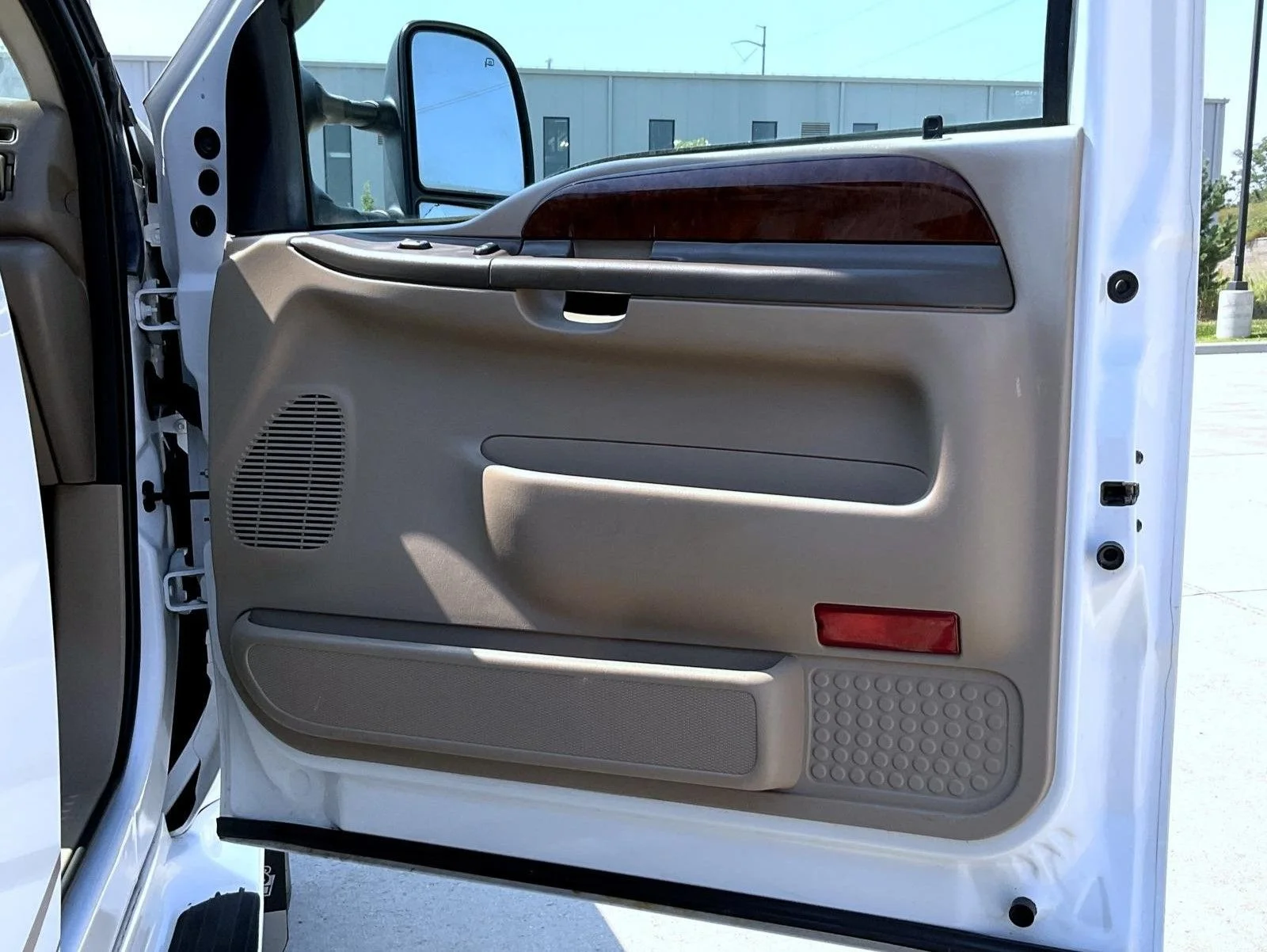 Used 2004 White Ford Lariat image 17