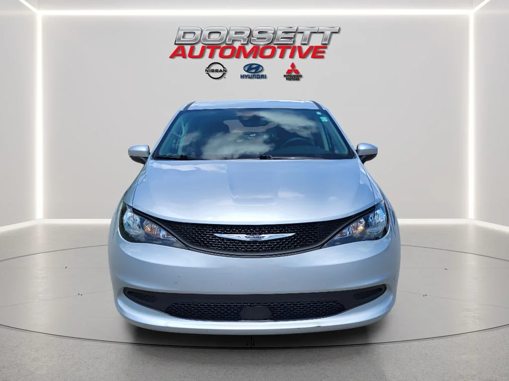 Used 2023 Silver Mist Clearcoat Chrysler LX image 2