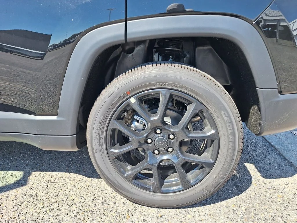 New 2026 Diamond Black Crystal Pearlcoat Jeep Latitude image 15