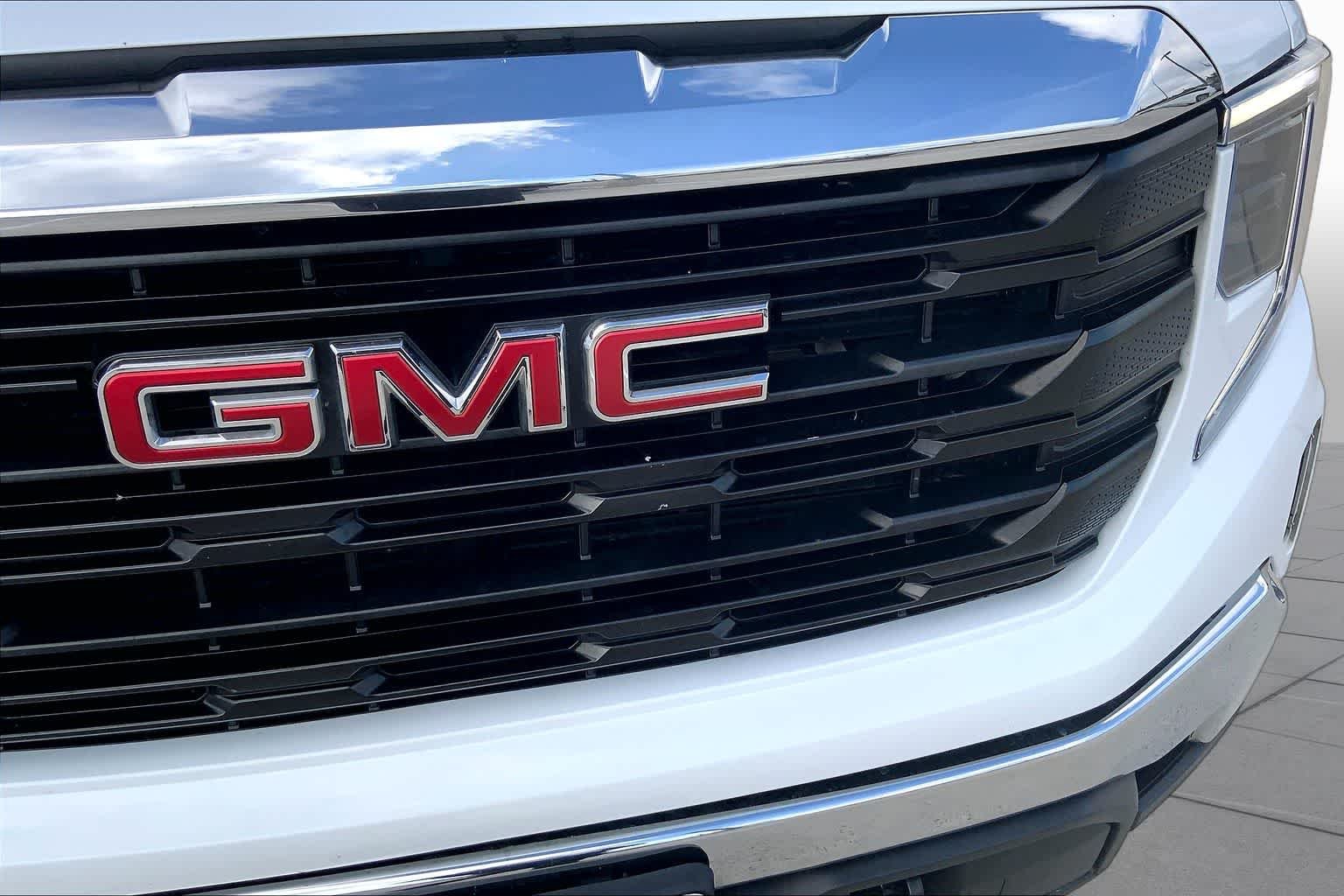 Used 2023 Summit White GMC Pro image 29