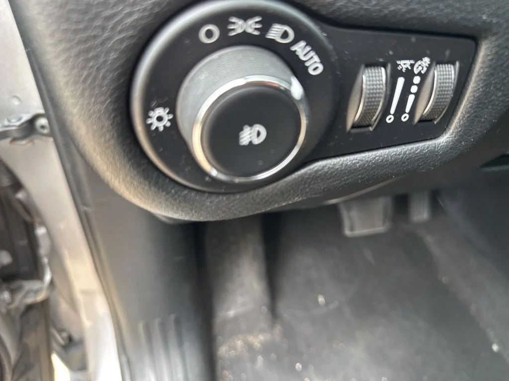 Used 2020 Silver Jeep Trailhawk image 8