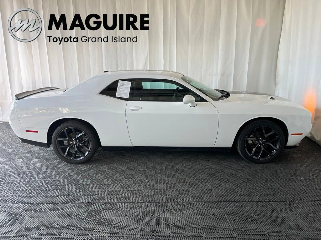 Used 2023 White Dodge SXT image 2