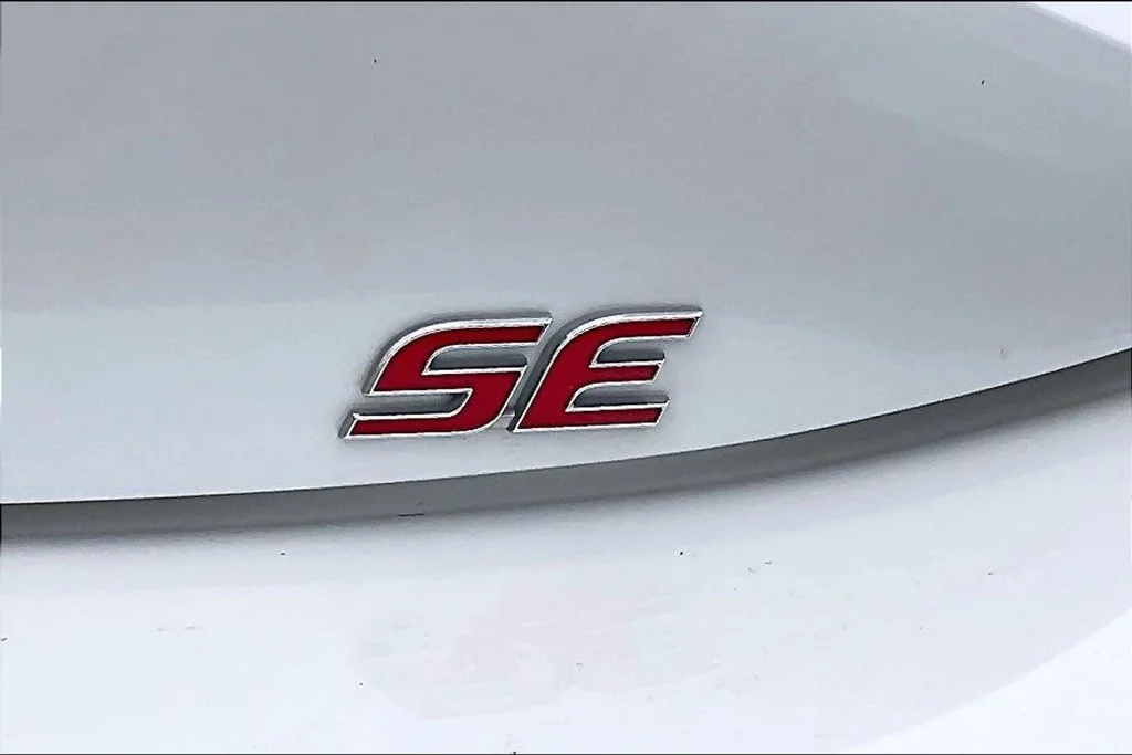 Used 2019 White Toyota SE image 9