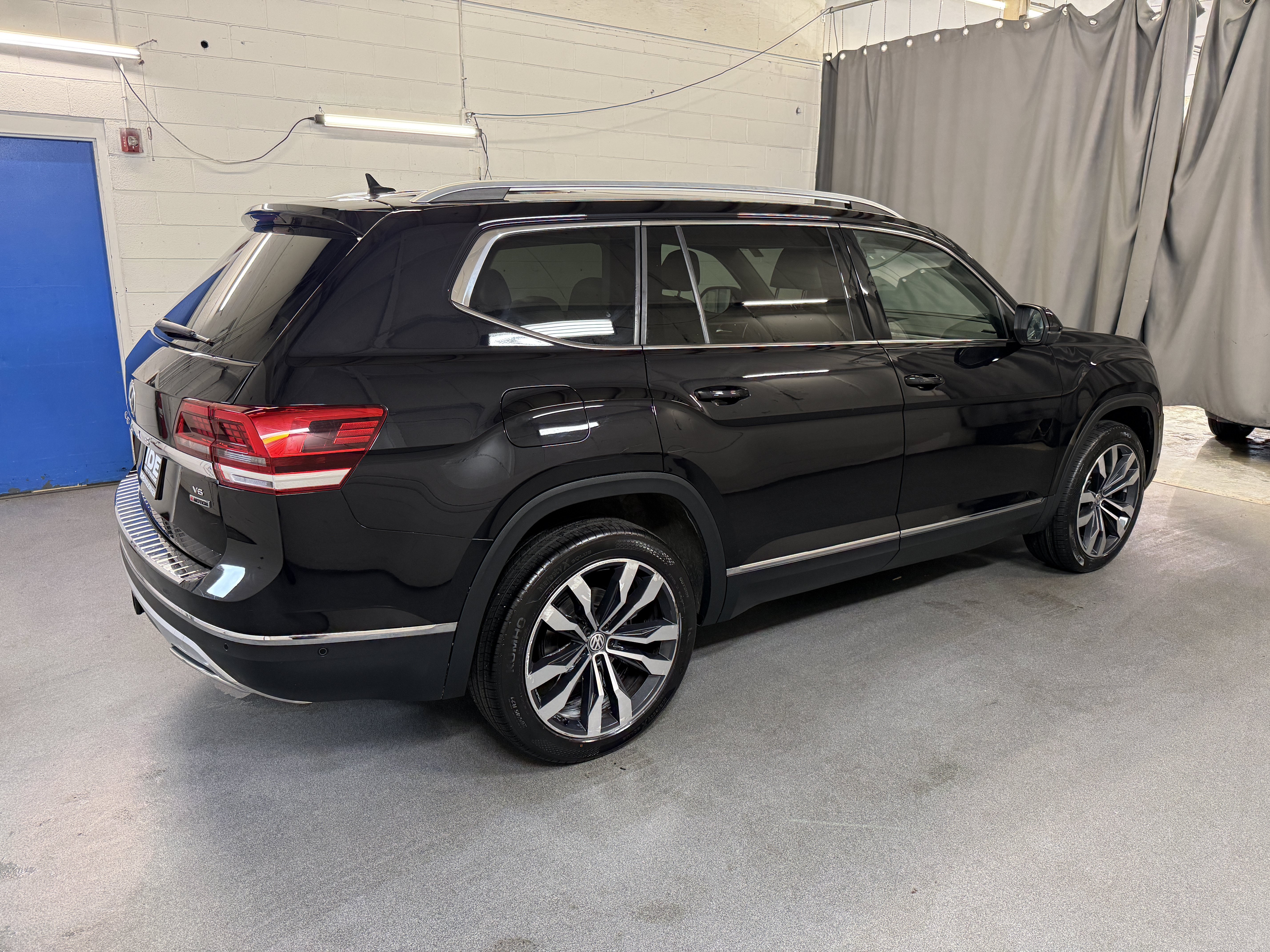 Used 2019 Deep Black Pearl Volkswagen 3.6L V6 SEL Premium image 9