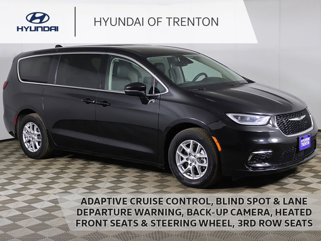 2023 Chrysler Pacifica Touring L's photo
