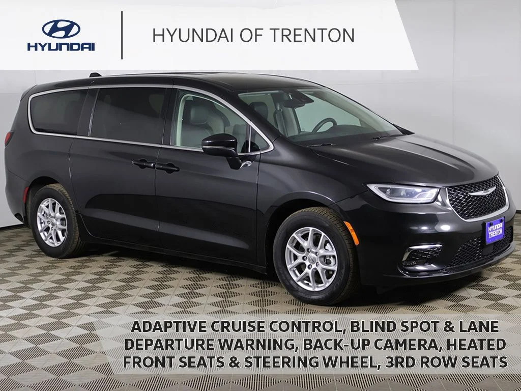 2023 Chrysler Pacifica Touring L's photo