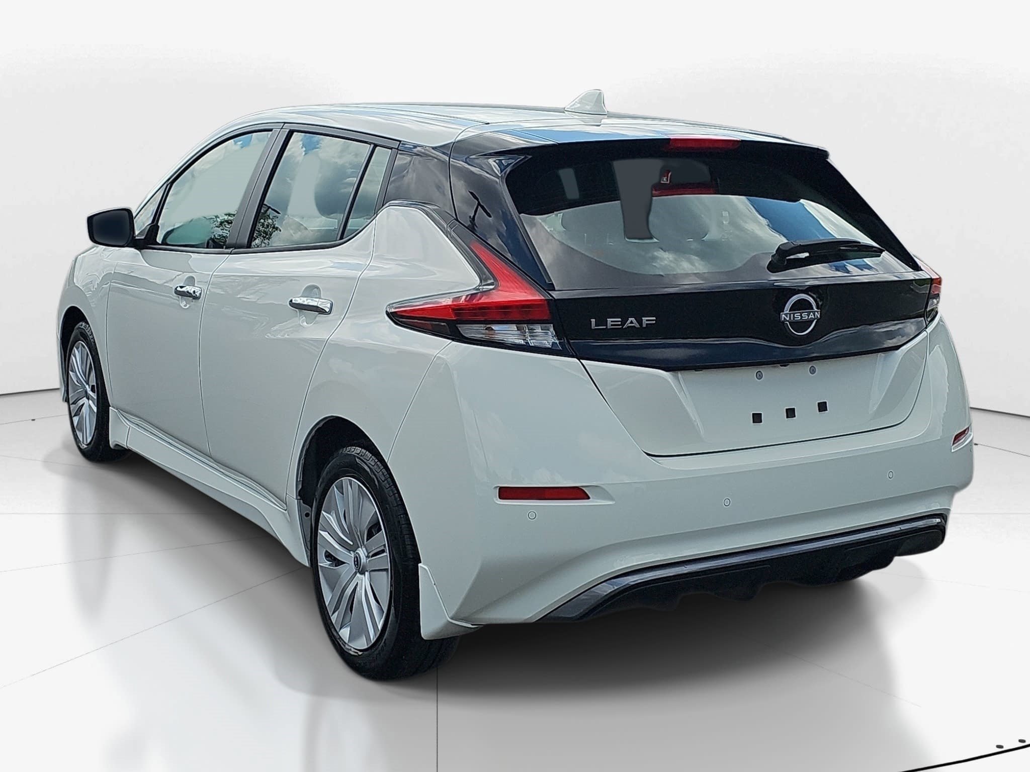 Used 2025 Glacier White Nissan S image 5