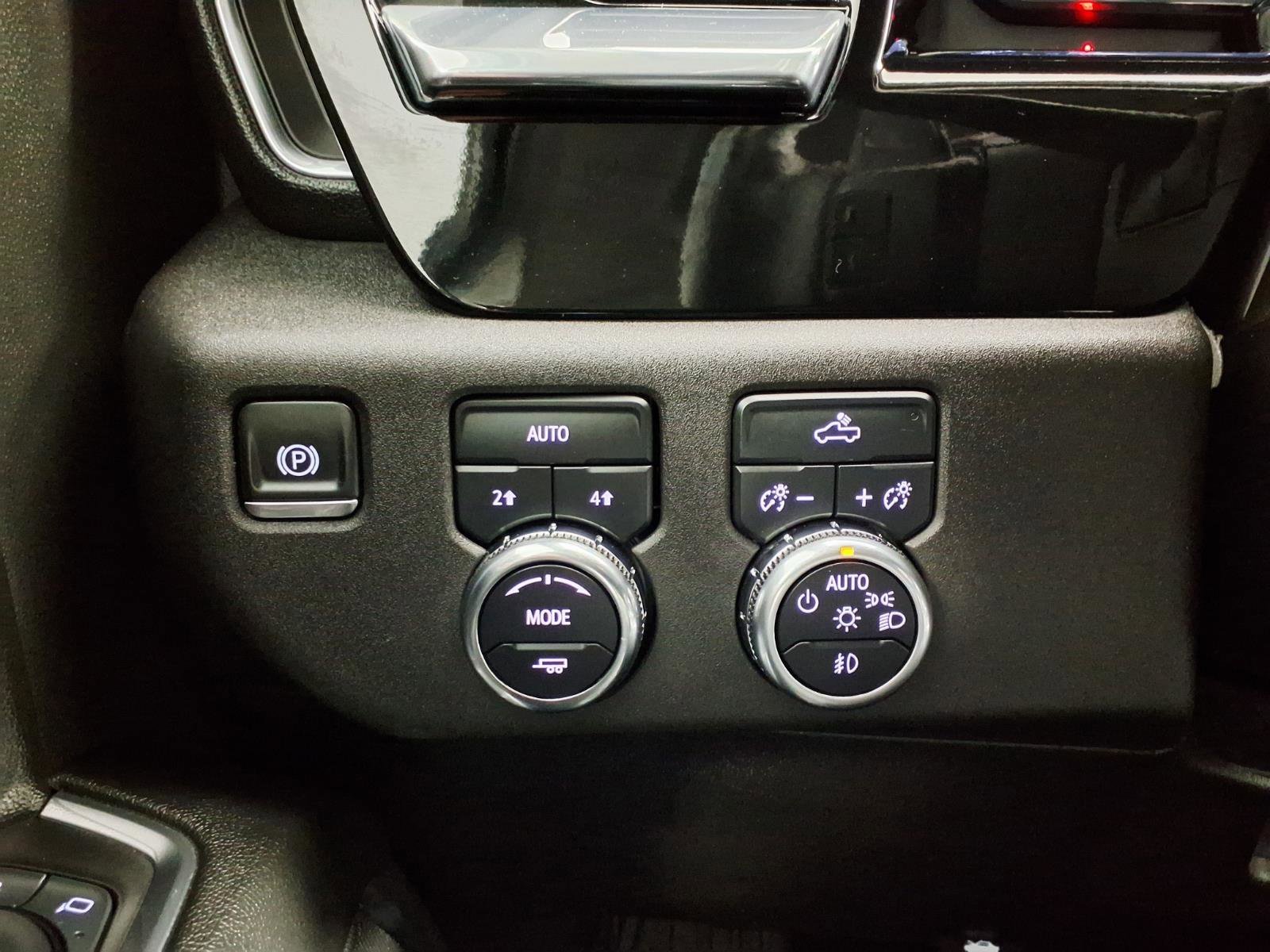 Used 2025 Summit White GMC Elevation image 22
