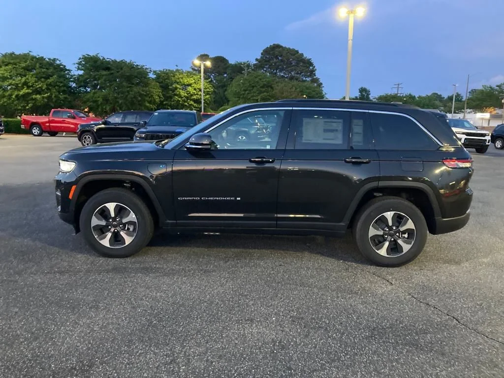 New 2024 Rocky Mountain Pearl-Coat Exterior Paint Jeep 4xe image 2