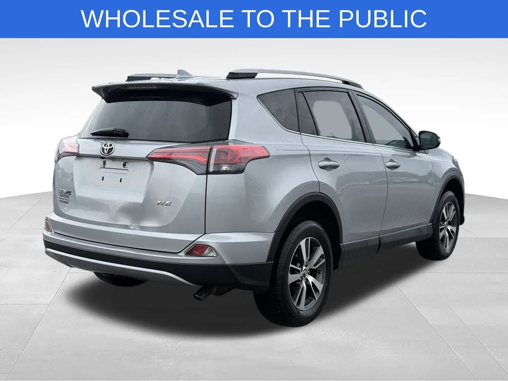 Used 2018 Silver Toyota XLE image 23