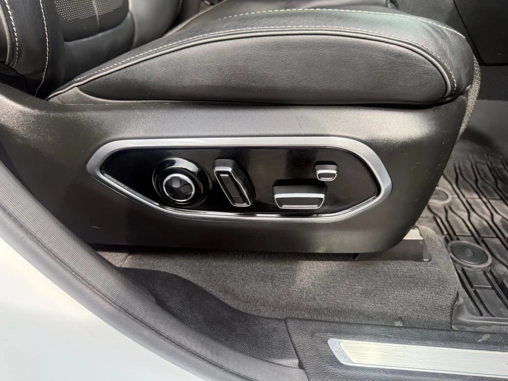 Used 2021 White/off-white Jeep Overland image 63
