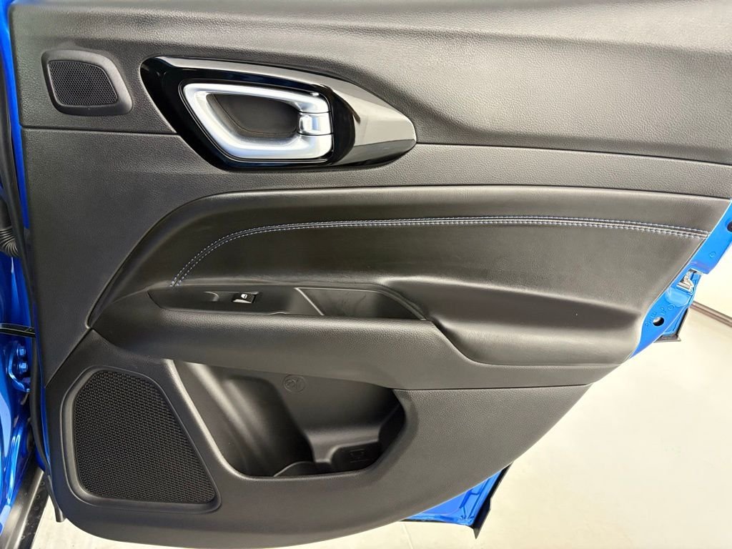 New 2026 Hydro Blue Pearl-Coat Exterior Paint Jeep Latitude image 40