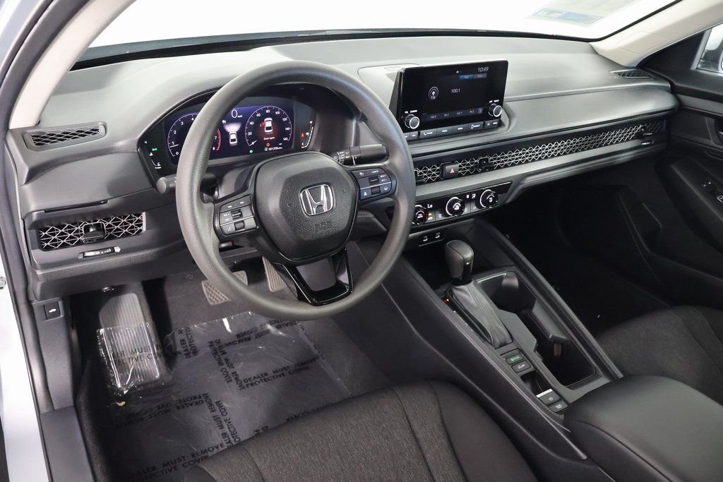 Used 2024 Solar Silver Metallic Honda LX image 7