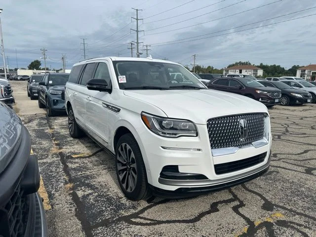 Used 2024 White Metallic Lincoln Reserve image 5
