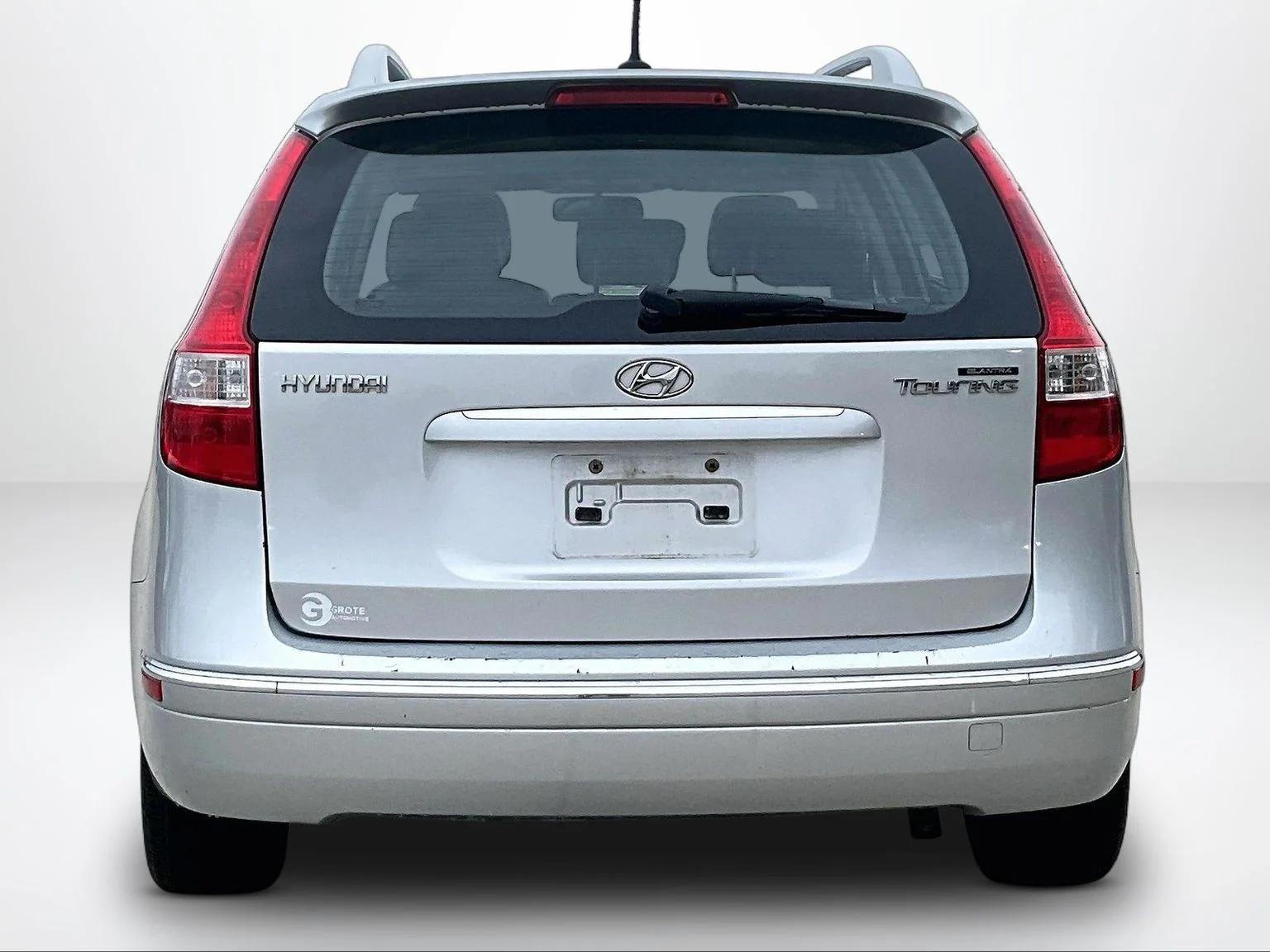 Used 2011 Silver Hyundai SE image 5
