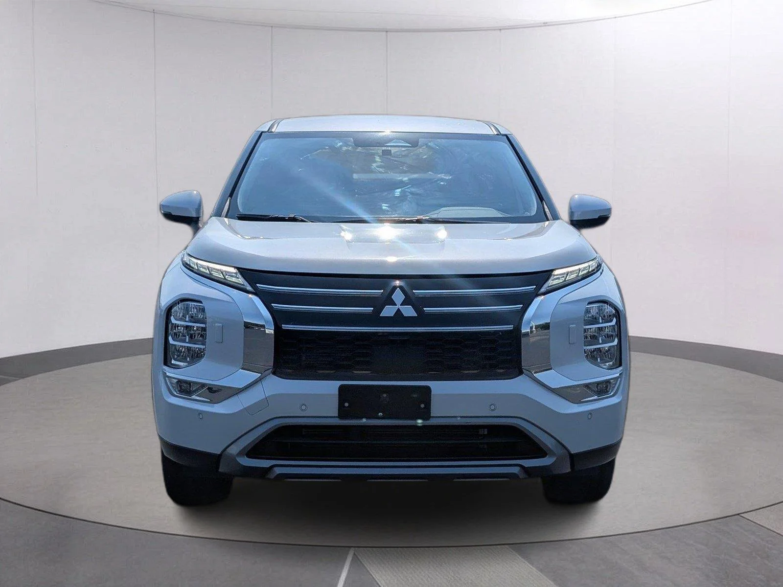Used 2025 White Diamond Mitsubishi SE image 10