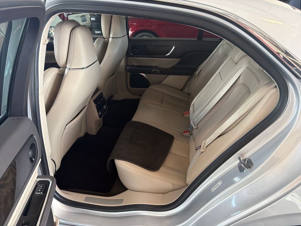Used 2019 Silver Lincoln Reserve image 14
