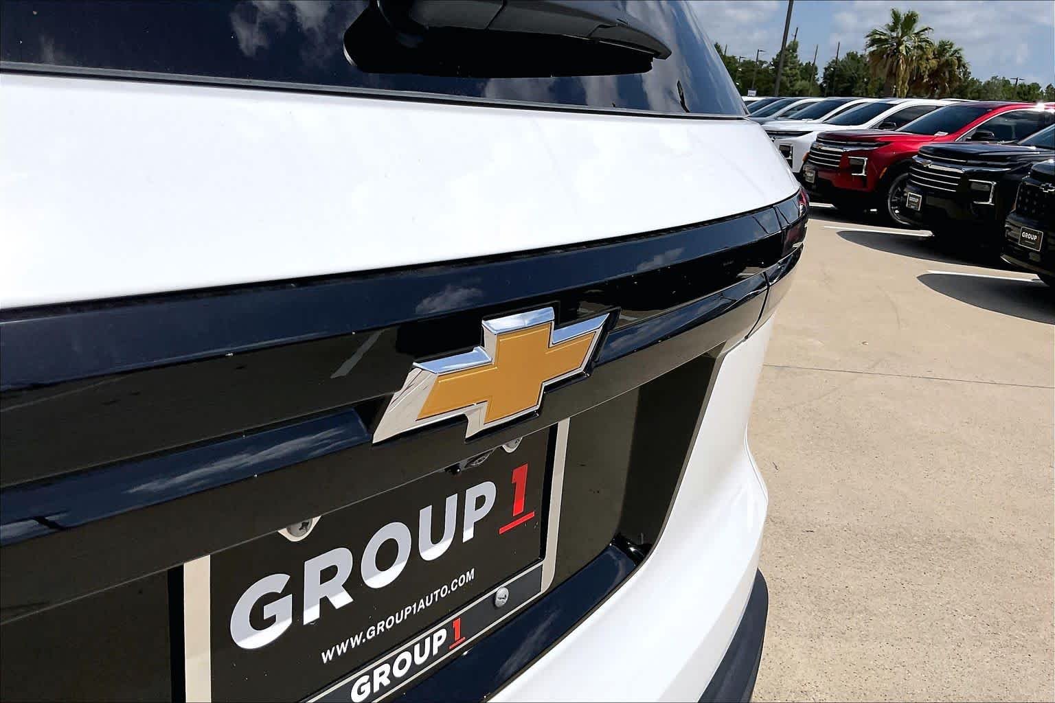 New 2027 Summit White Chevrolet LT image 15