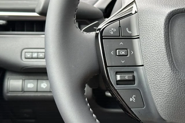 New 2026 Wind Chill Pearl with Midnight Black Metallic roof <sup>1</sup> Toyota  XSE image 28