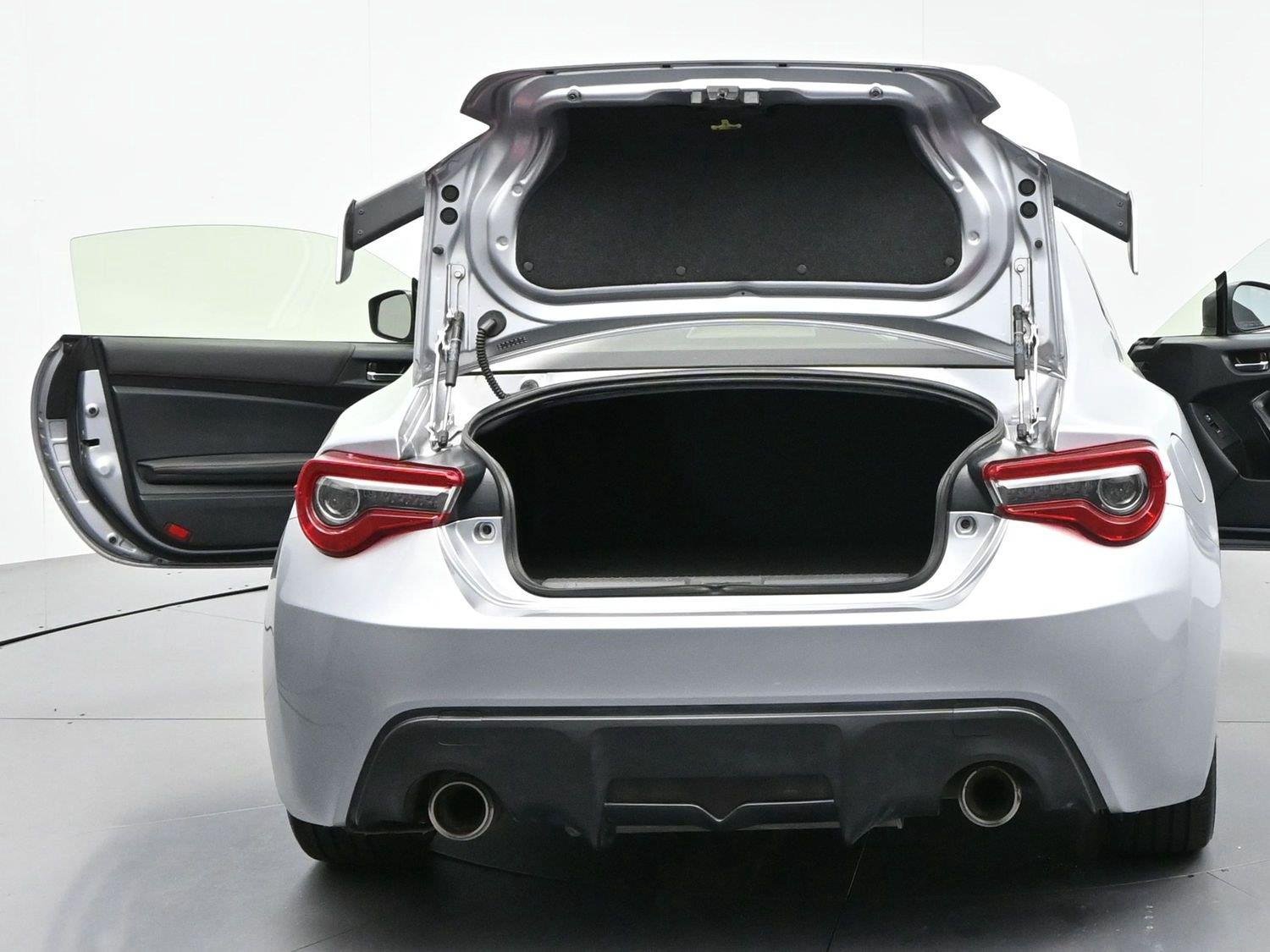 Used 2018  Subaru Premium image 33