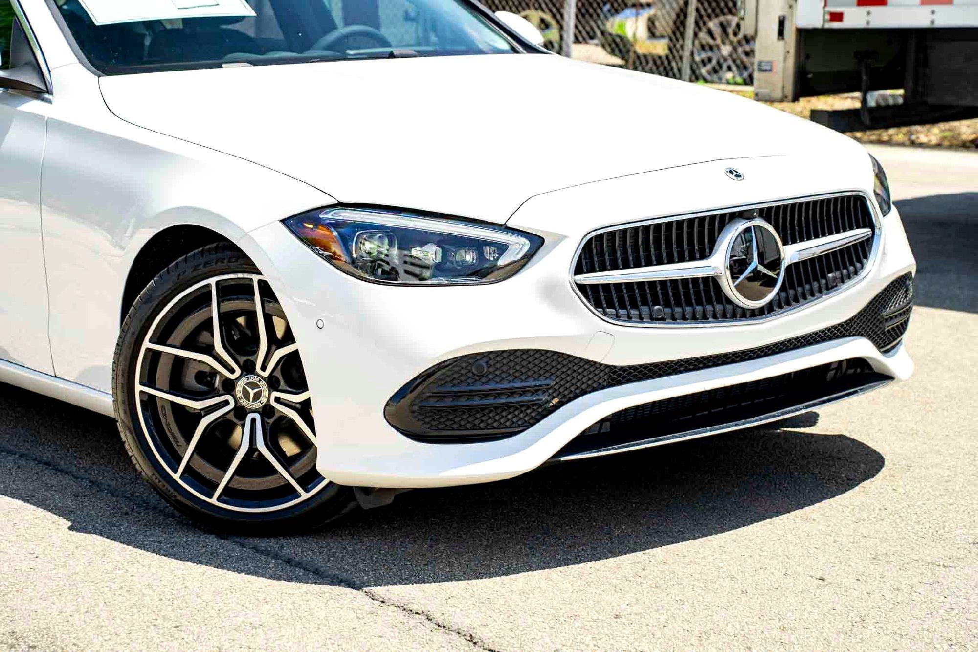 New 2026 MANUFAKTUR Moonlight White Metallic Mercedes-Benz C 300 image 3