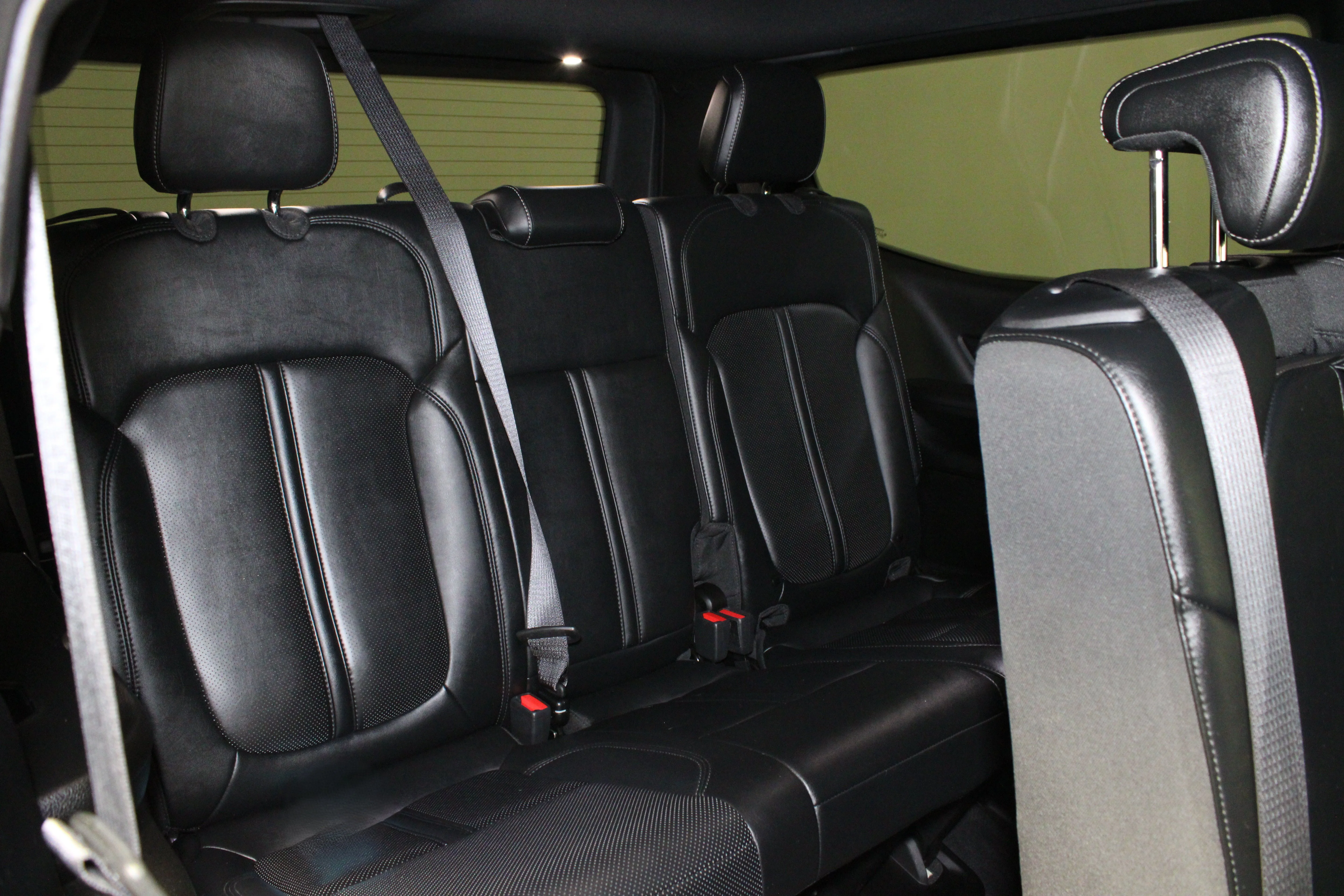 Used 2022 Diamond Black Crystal Pearlcoat Jeep Series II image 17