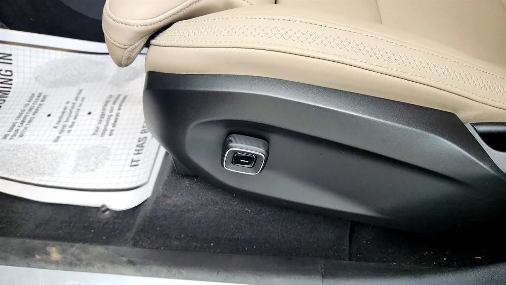 Used 2025 Mulberry Metallic Volvo Twin Motor Performance Ultra 6-Seater w/ Bowers & Wilkins Audio image 11