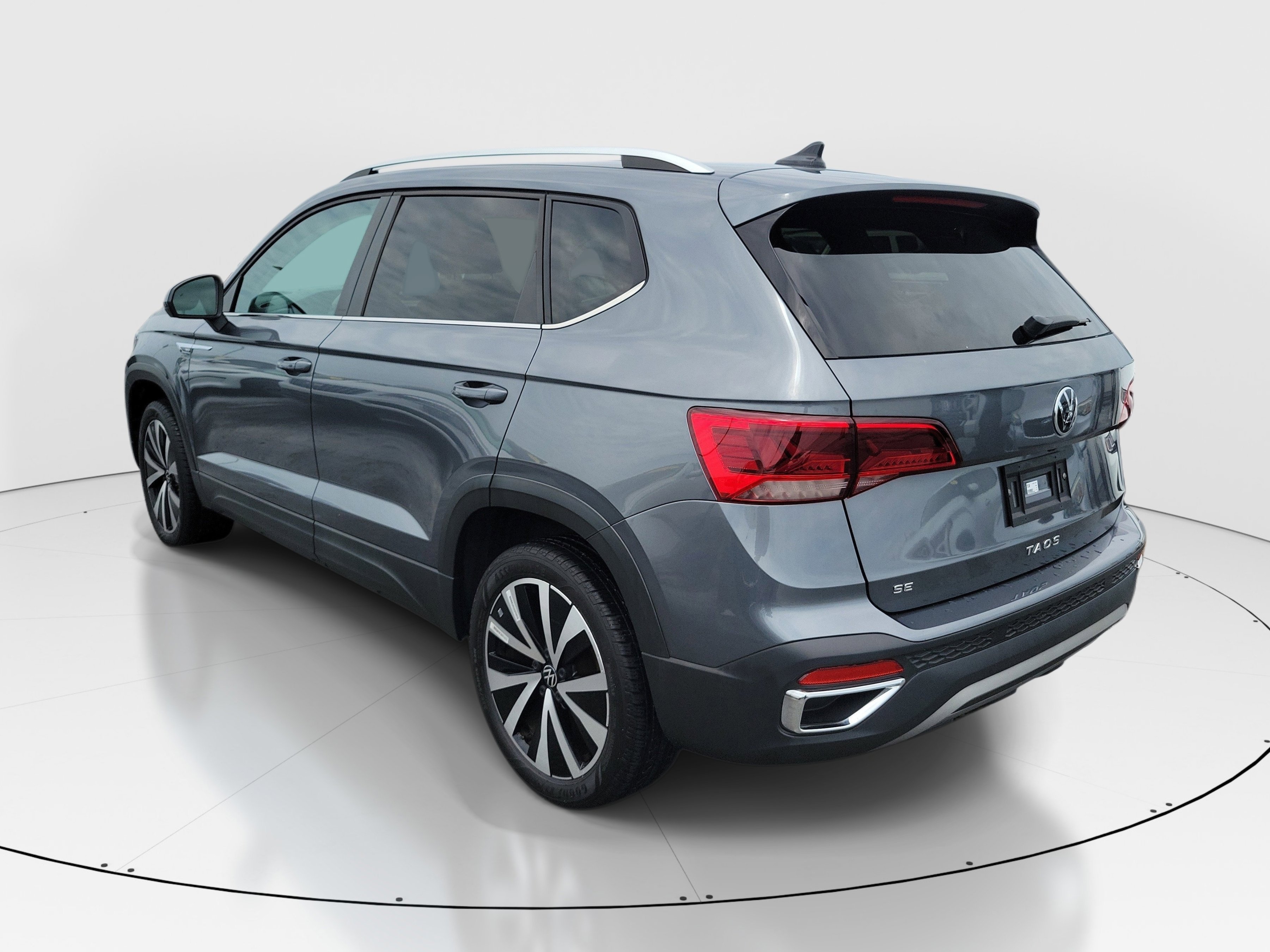 Used 2023 Platinum Gray Metallic Volkswagen SE image 4