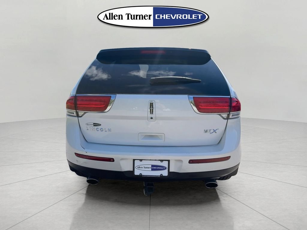 Used 2013 White Lincoln Base image 5