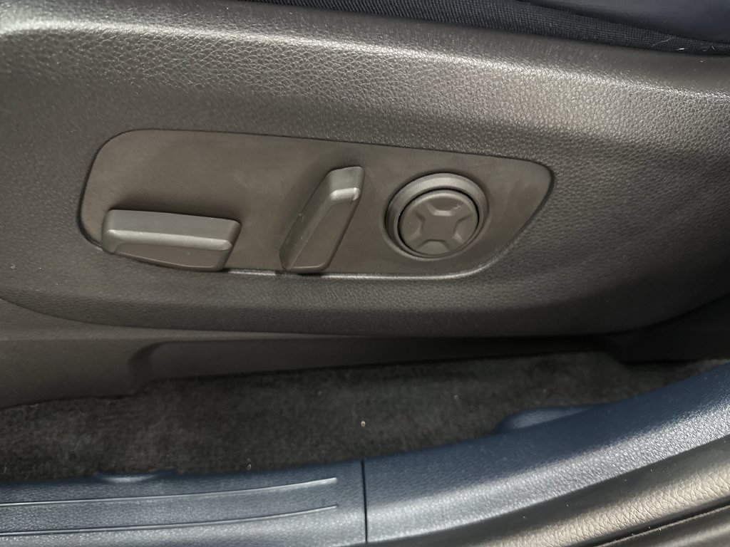 Used 2025 Ivory Kia SX image 13