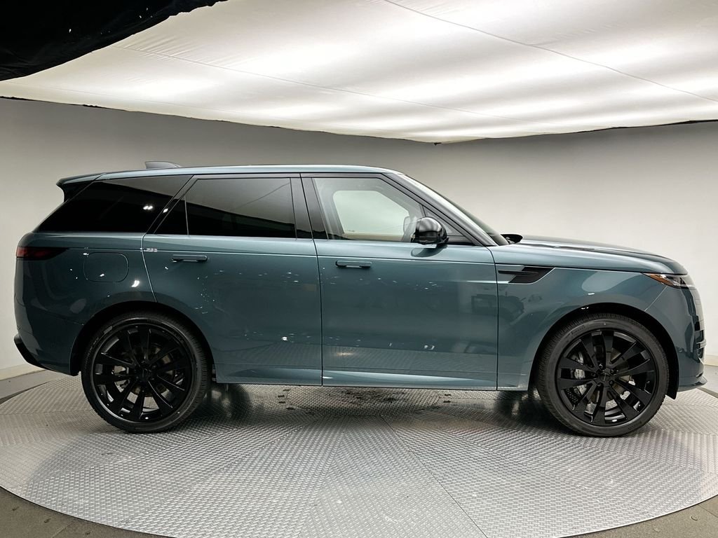 New 2027 Giola Green Metallic Land Rover Dynamic SE image 4
