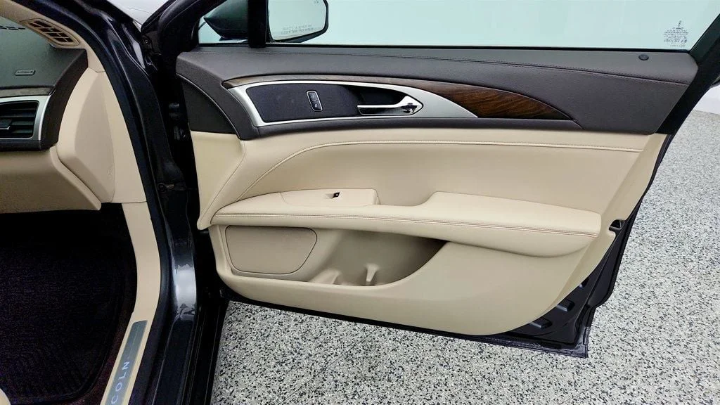 Used 2017 Magnetic Grey Metallic Lincoln Reserve FWD w/ Power Moonroof, 19