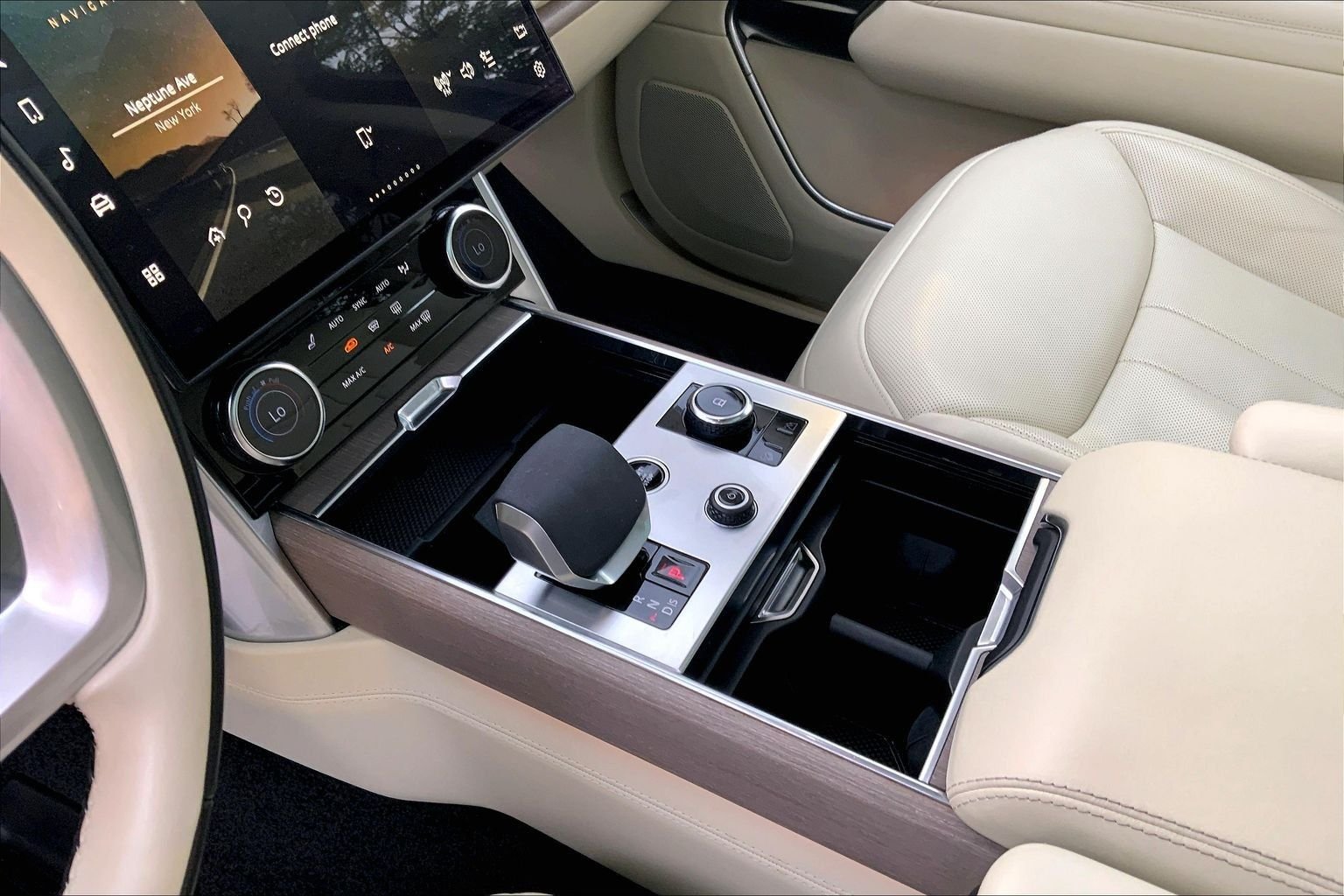 Used 2023 Batumi Gold Premium Metallic Land Rover SE image 16