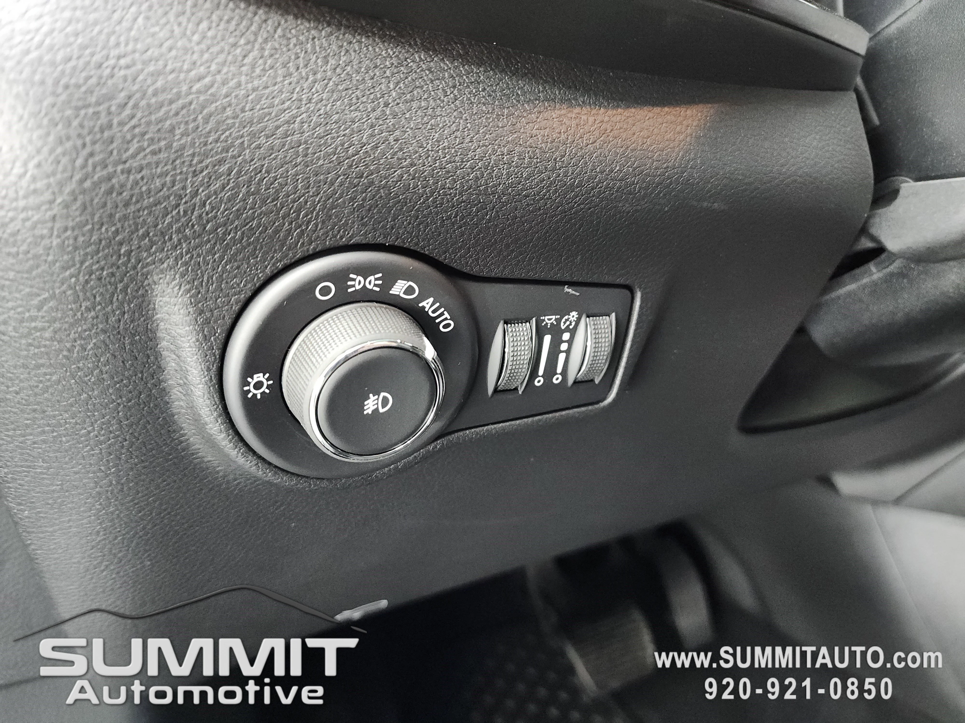New 2026 Diamond Black Crystal Pearlcoat Jeep Latitude image 44
