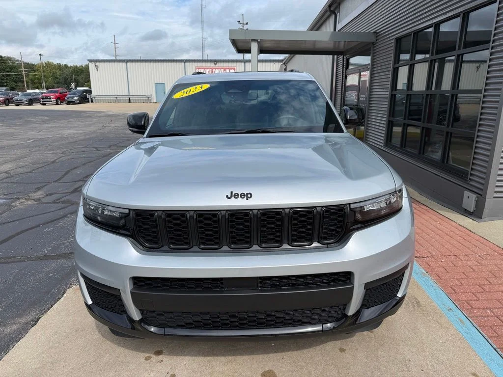 Used 2023 Silver Jeep Altitude image 4