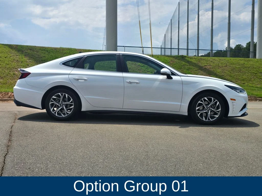 Used 2023 White Hyundai SEL image 2