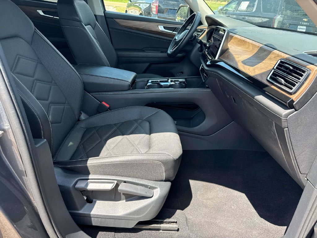 Used 2025 Gray Volkswagen 2.0T SE w/Technology image 21