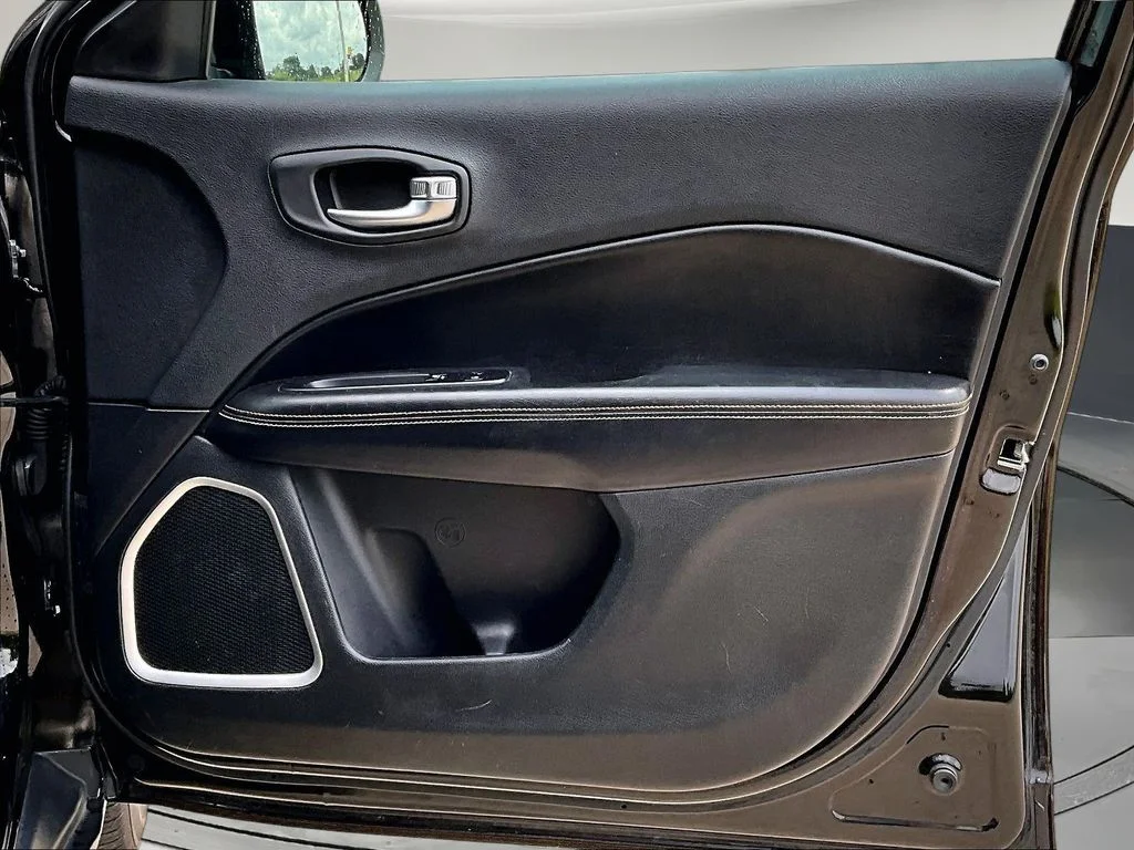 Used 2018 Black Jeep Latitude image 32