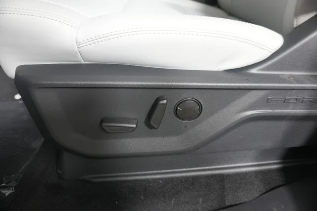 New 2027 Star White Metallic Tri-Coat Ford Platinum image 24