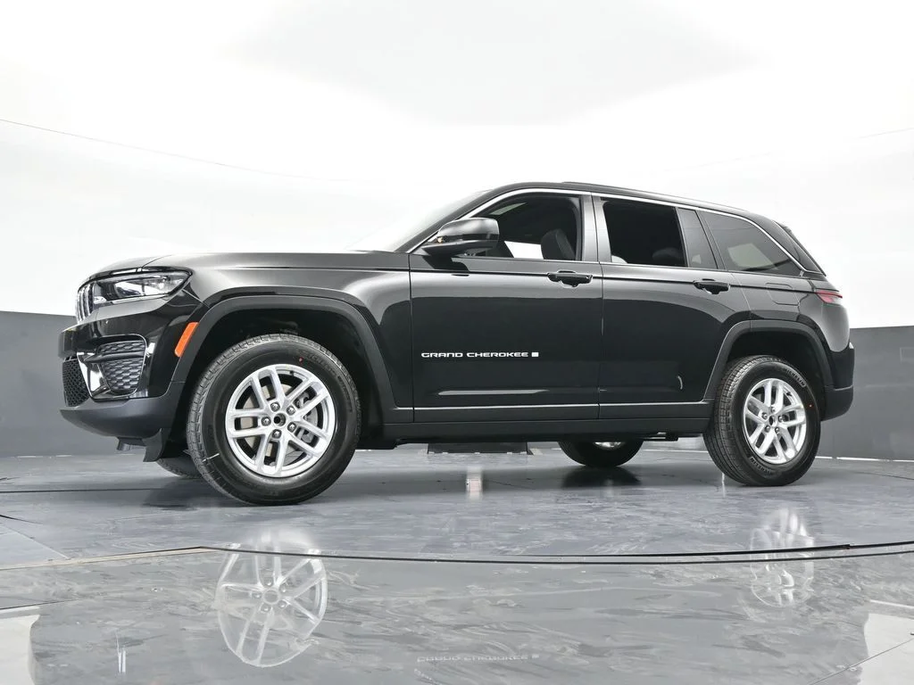 New 2026 Diamond Black Crystal Pearl-Coat Exterior Paint Jeep Laredo X image 54