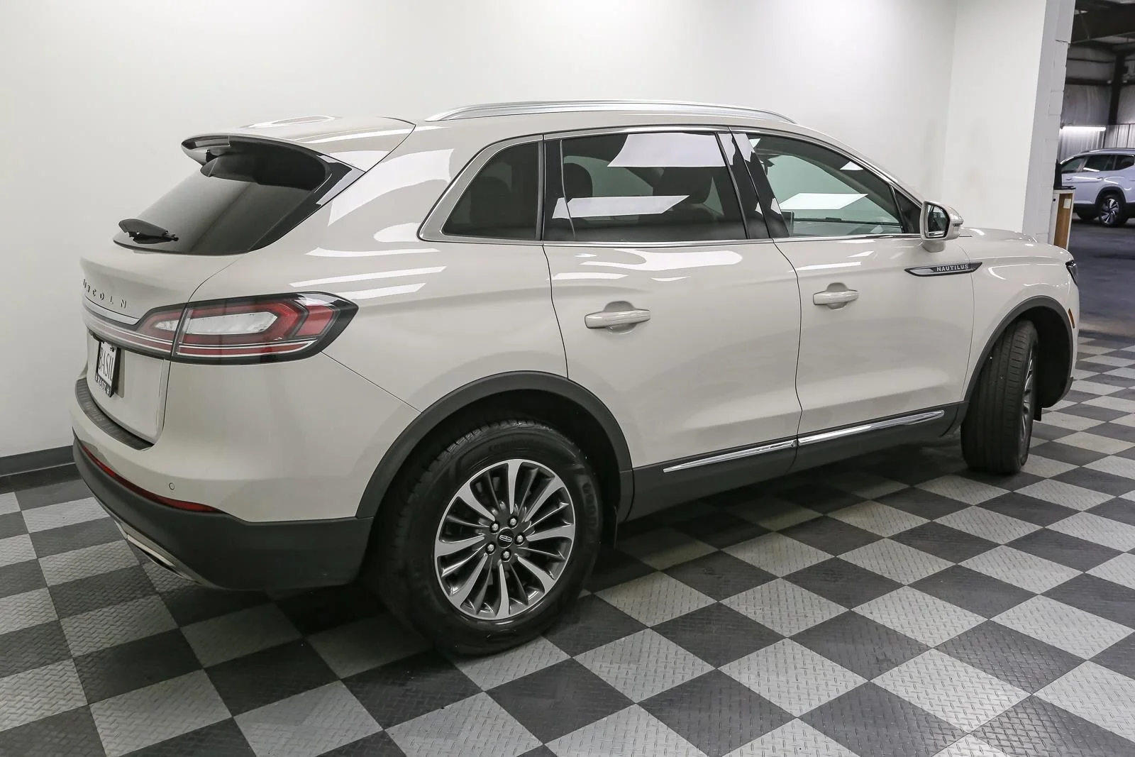 Used 2023 Ceramic Pearl Metallic Tinted Clearcoat Lincoln Standard image 9