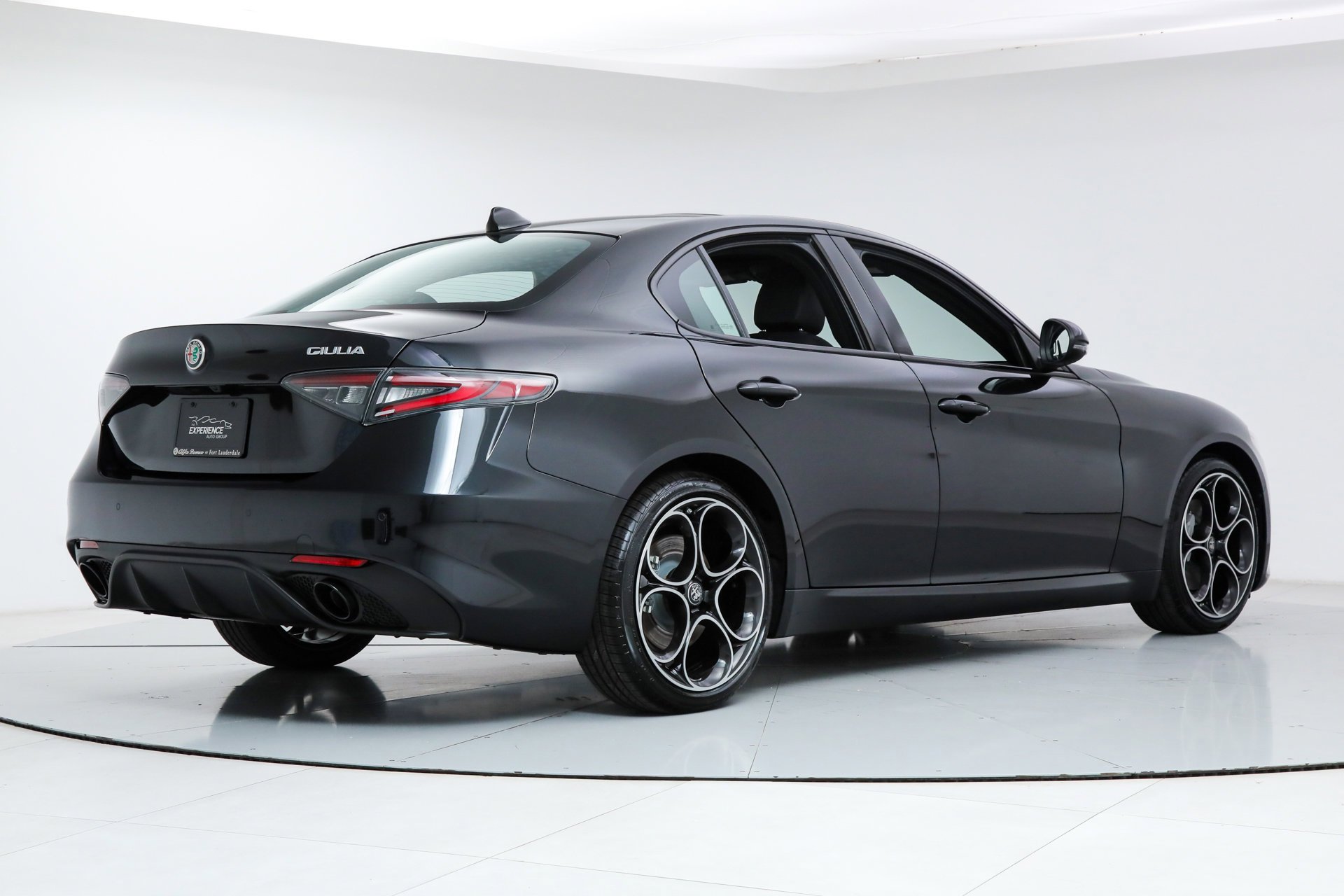 New 2025 Vulcano Black Metallic Exterior Paint Alfa Romeo  image 5