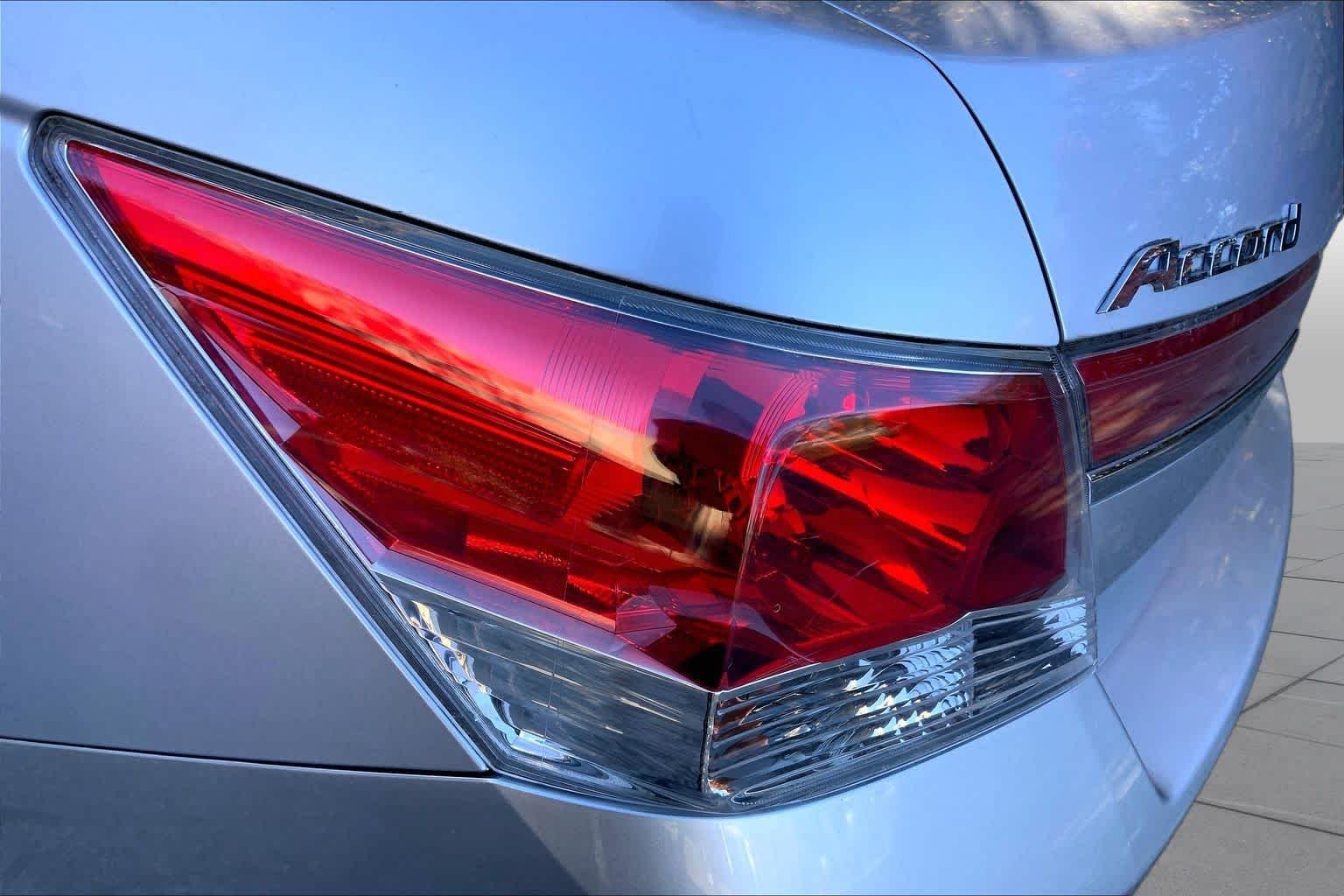Used 2011 Alabaster Silver Metallic Honda LX-P image 27