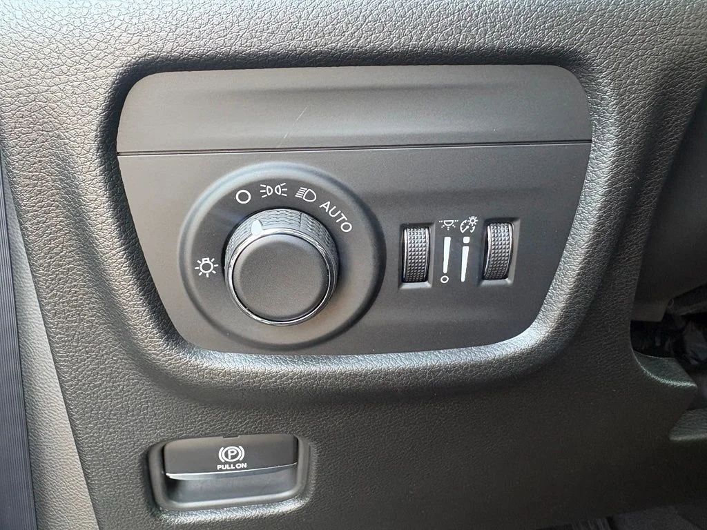 New 2026 Silver Zynith Exterior Paint Jeep Altitude image 16